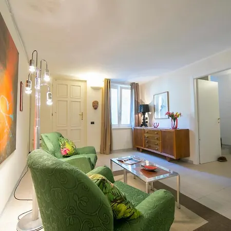 Sleeps 6 Semesterbostad Mezzegra
