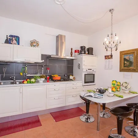 Sleeps 6 Semesterbostad Mezzegra